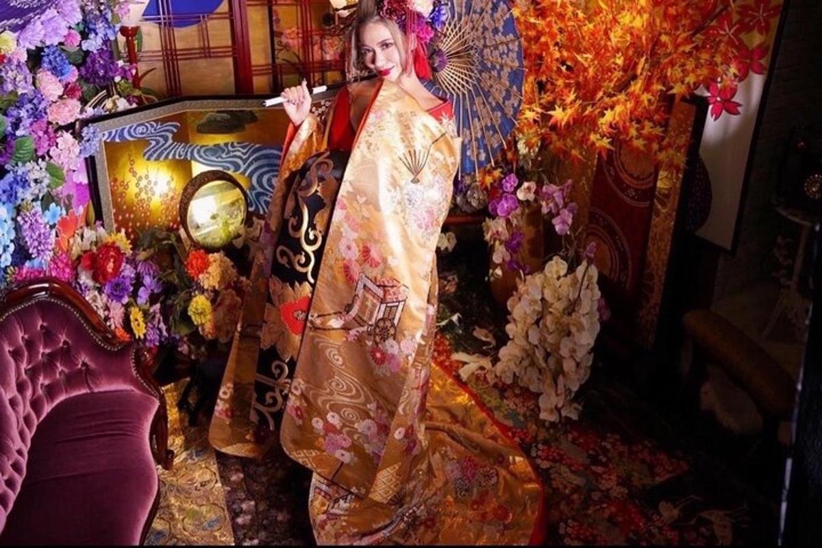 一位身着和服的女子站在房间里