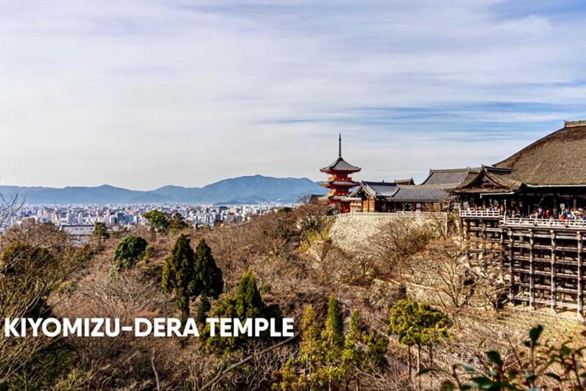 山上的一栋建筑，背景是一座城市
