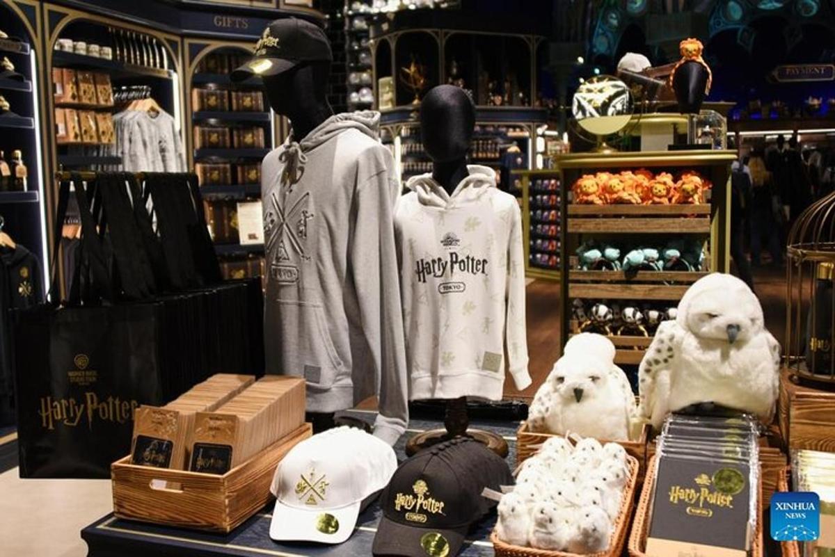 Una tienda que exhibe ropa y osos polares de peluche.