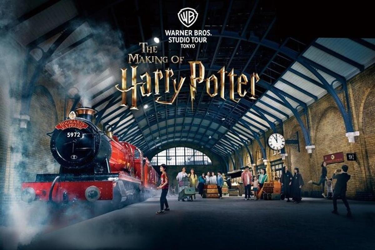 Un cartel de película de un tren en una estación de tren.
