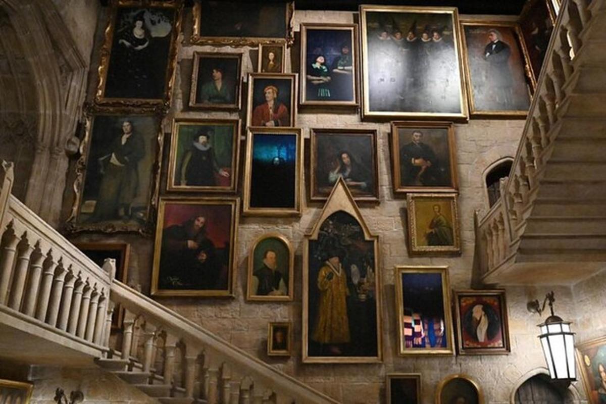 una pared llena de cuadros en una pared