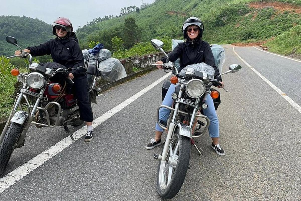 dva lidé jedoucí na motorkách na silnici