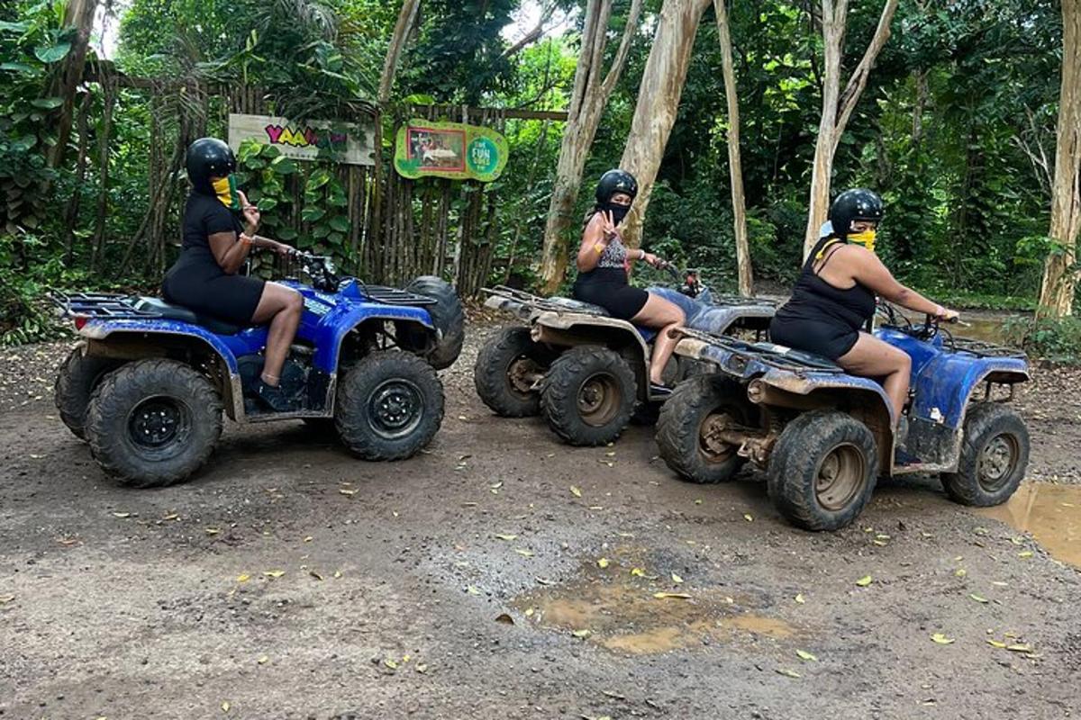 três pessoas andando de quadriciclo na floresta