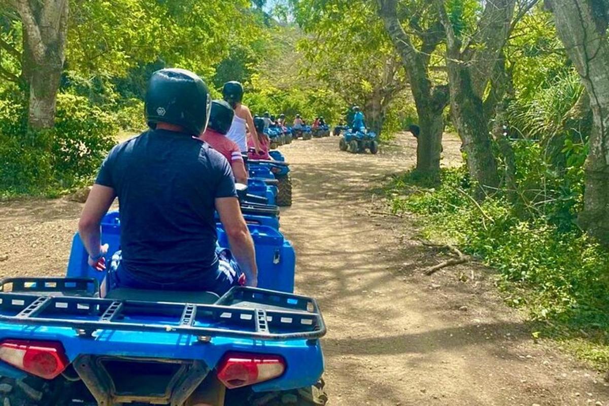 sekumpulan orang menunggang motosikal melalui jalan tanah