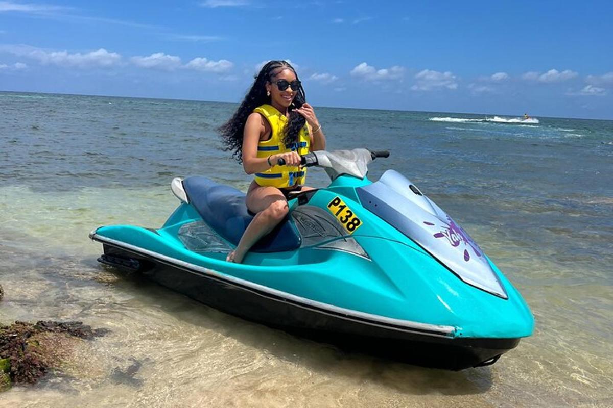 o femeie stă pe un jet ski pe plajă
