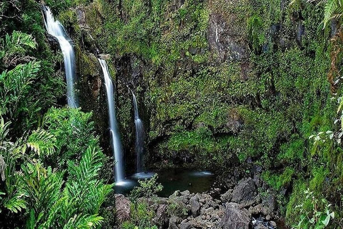 due cascate sul fianco di una montagna