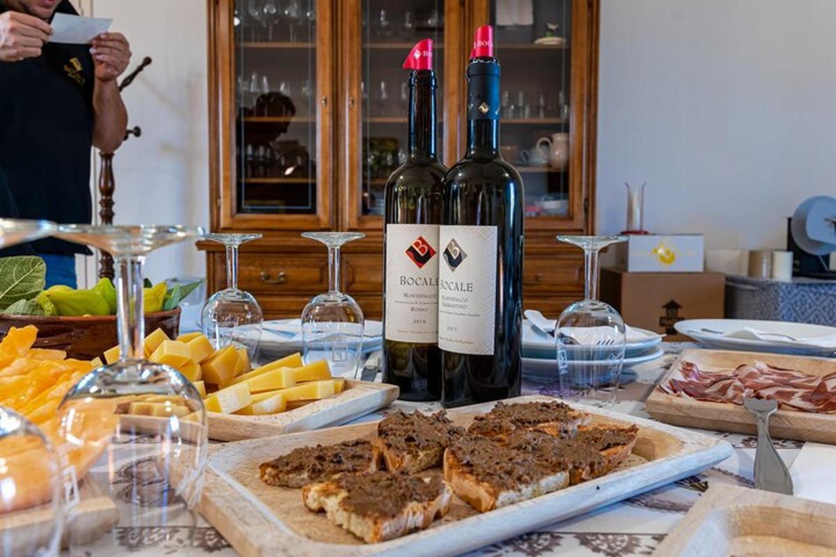 miza z dvema steklenicama vina in sira