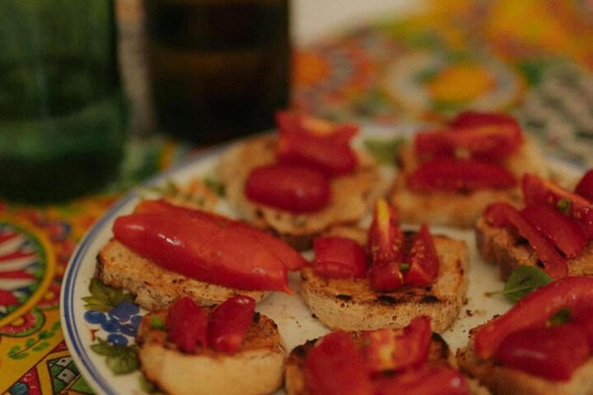 en tallerken med mat med smørbrød med pølser på