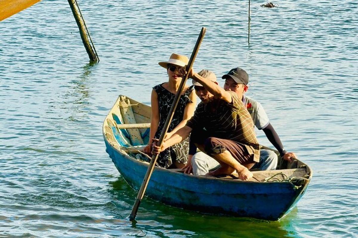 skupina lidí v modré lodi na vodě