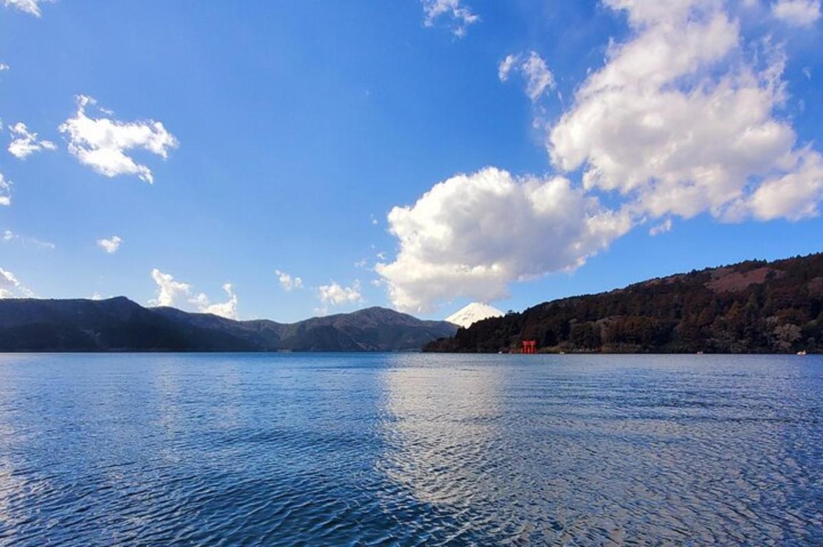 una gran massa d'aigua amb muntanyes al fons