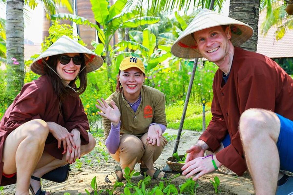 một nhóm ba người đội mũ ngồi trên đất