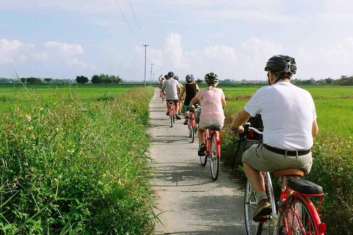 một nhóm người đang đạp xe xuống một con đường mòn