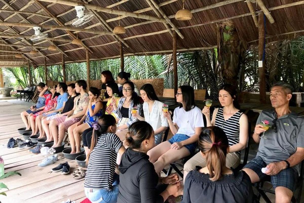 một nhóm người ngồi trên băng ghế trong đám đông
