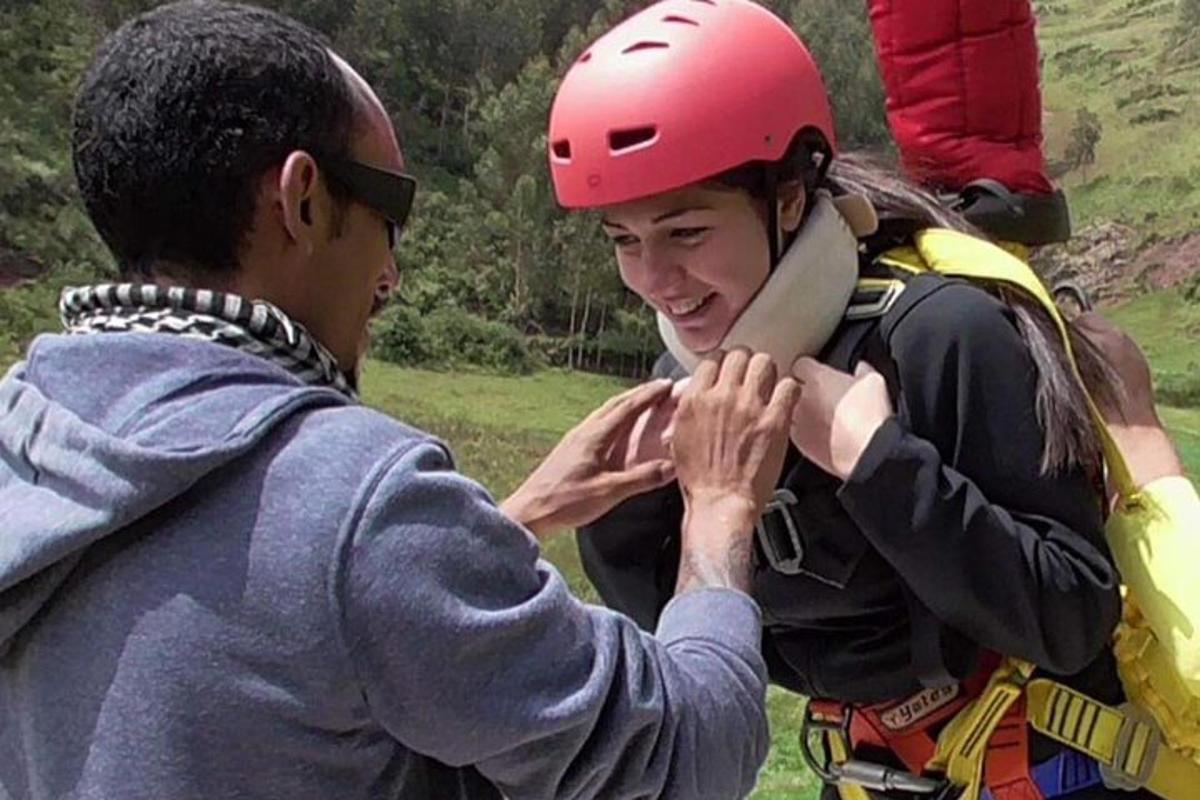 un home ajuda una dona que porta casc