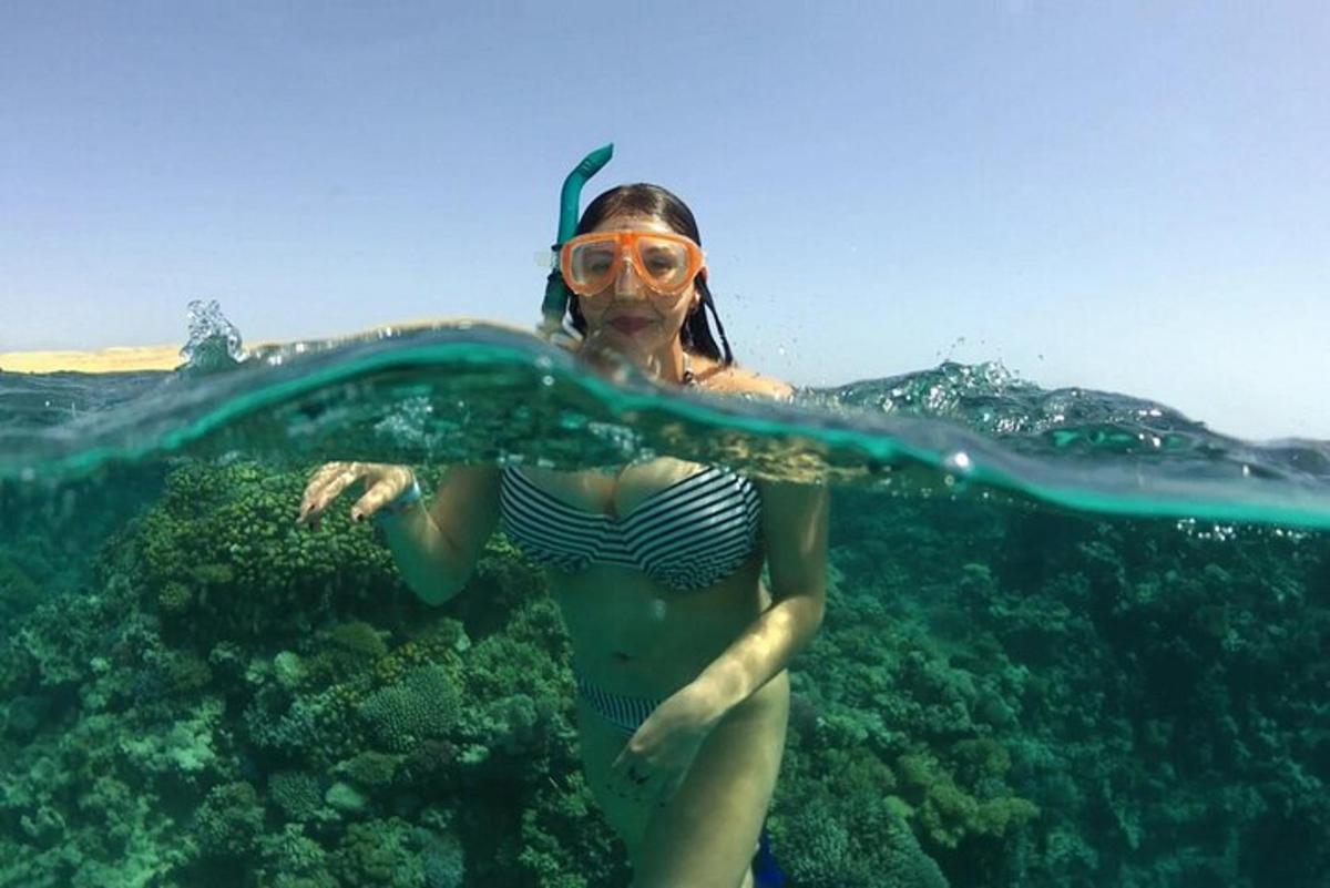 жена у купаћем костиму и наочарима под водом