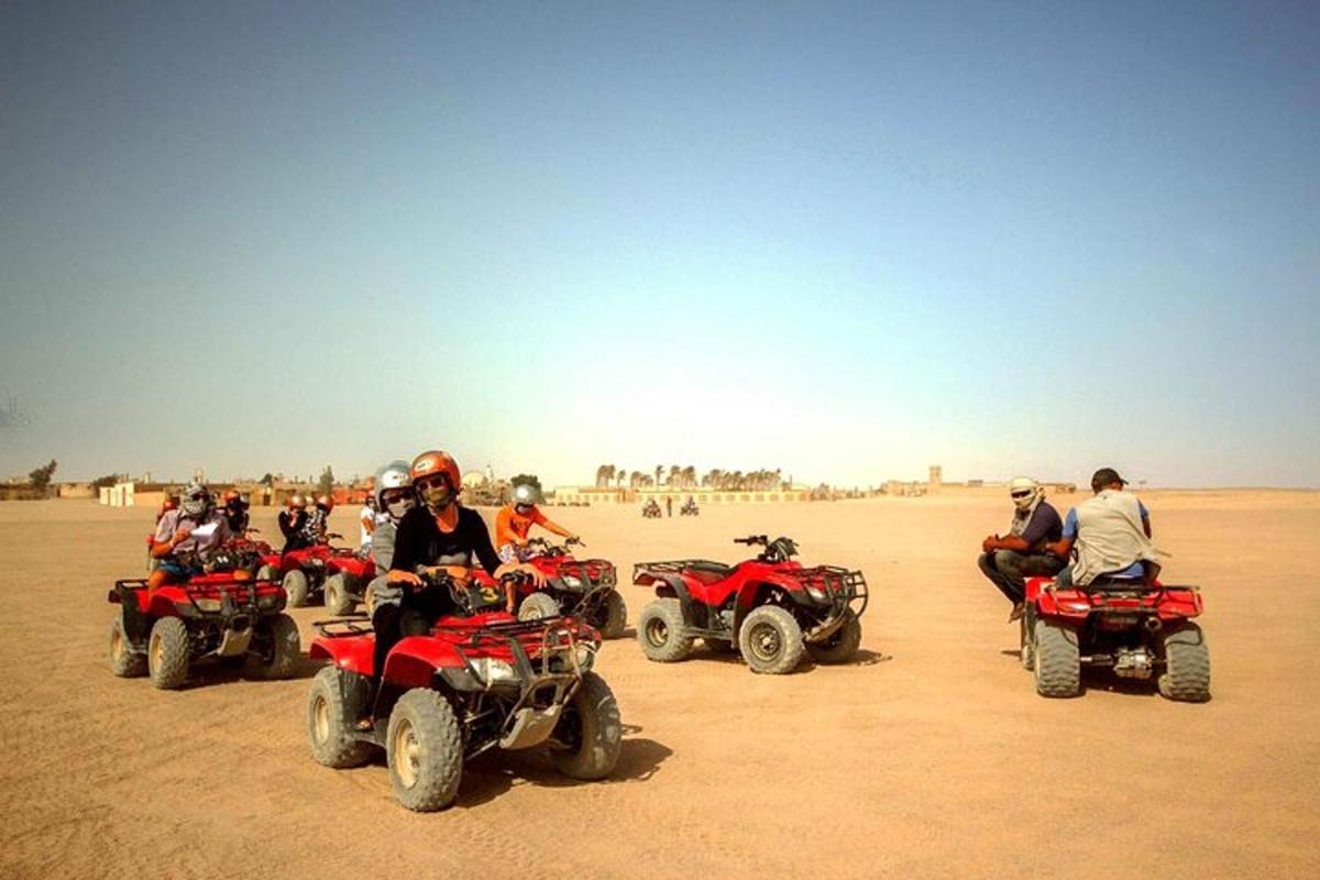 um grupo de pessoas em quadriciclos no deserto