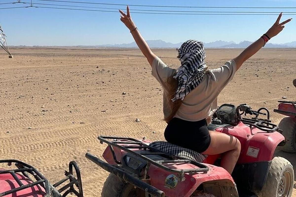 una donna su un quad nel deserto