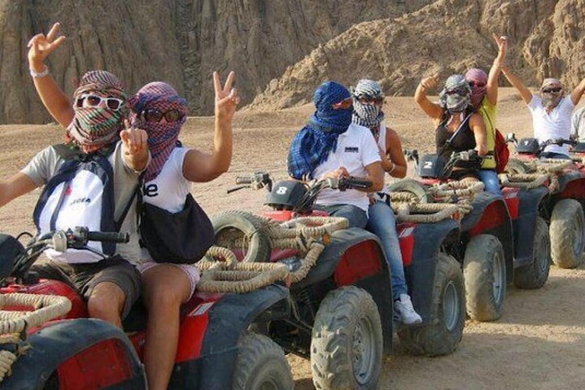 un gruppo di persone che viaggiano su carrozze nel deserto
