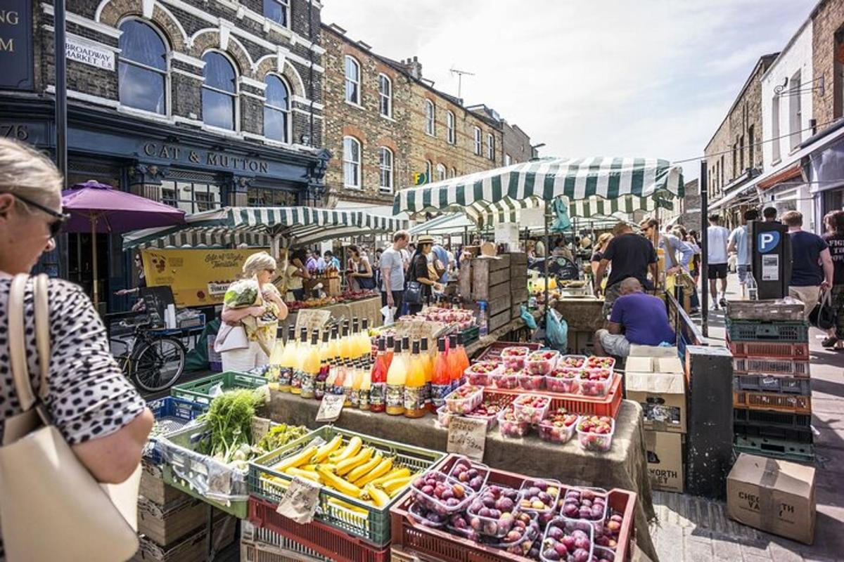 un mercato con frutta e verdura esposte in una strada