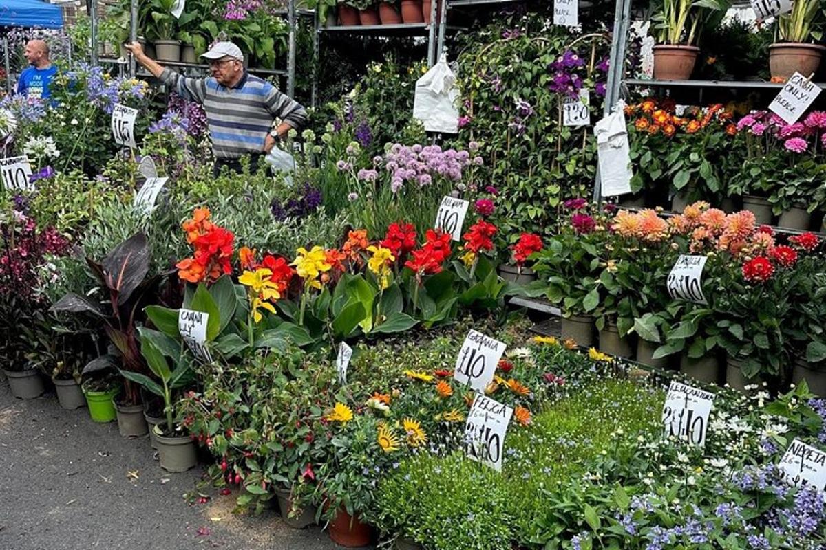 un uomo in piedi davanti a una mostra di fiori