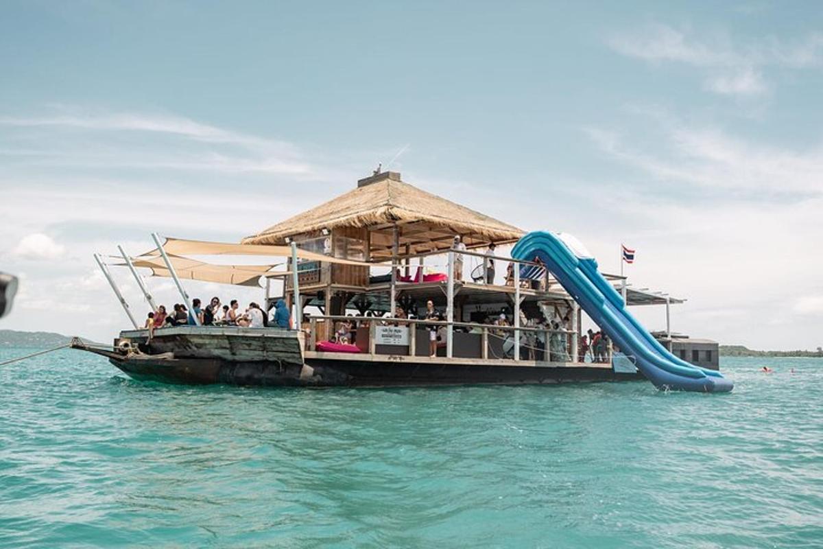 um barco na água com um toboágua