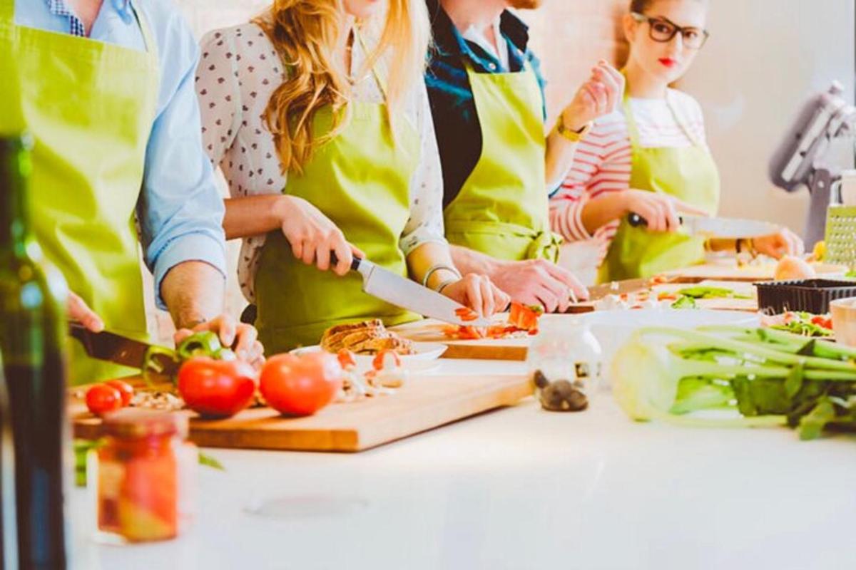 un gruppo di persone in cucina che preparano il cibo