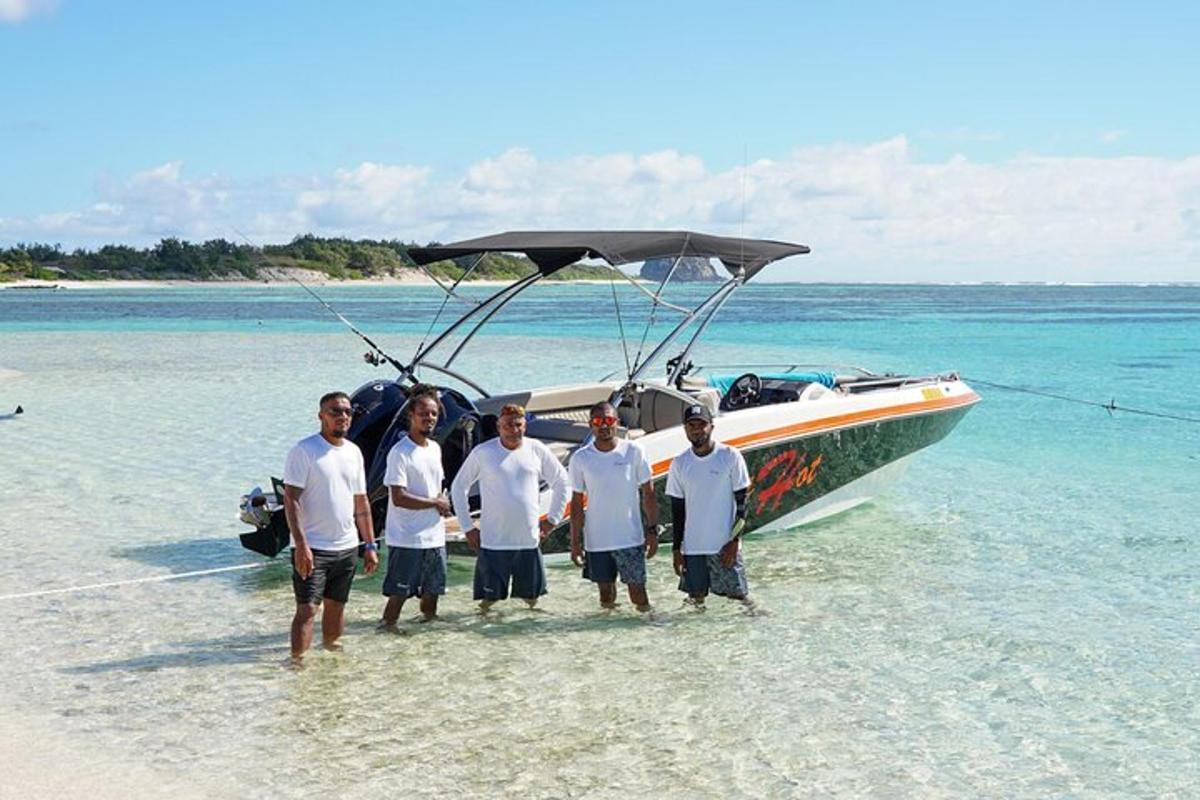 un gruppo di uomini in piedi nell'acqua accanto a una barca