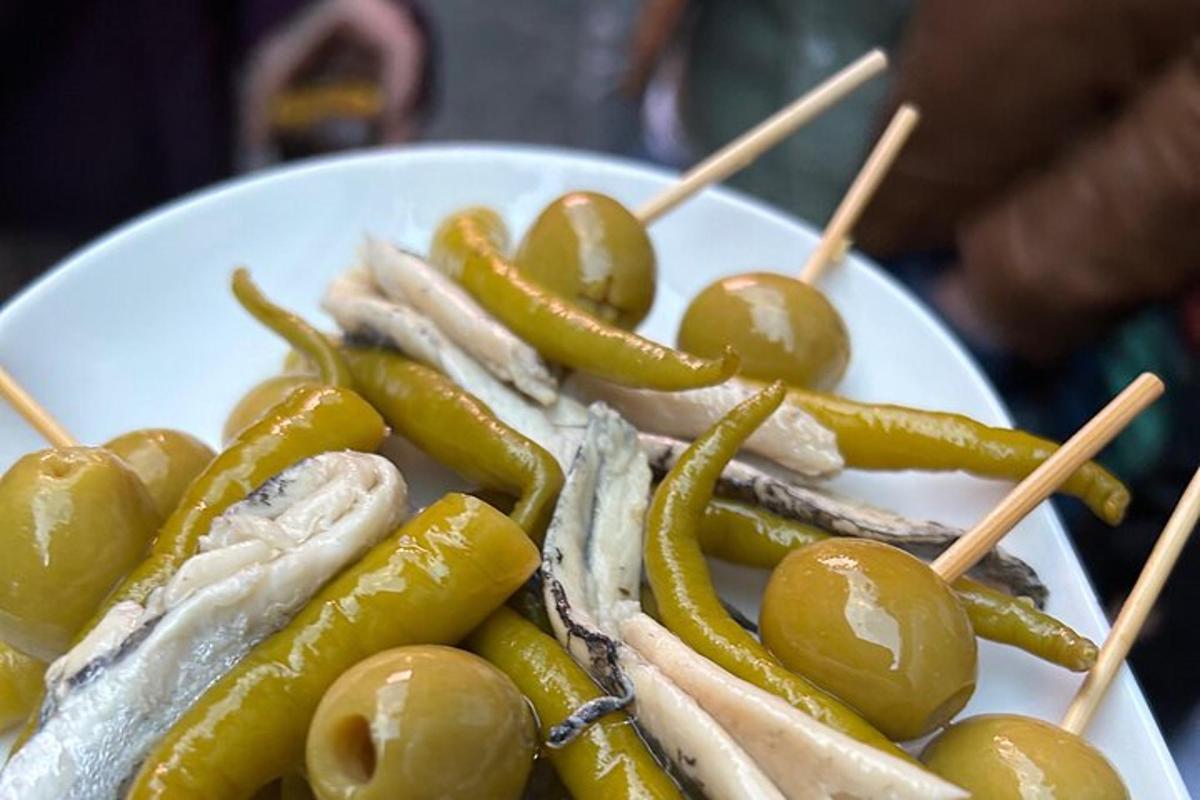 ένα πιάτο χοτ ντογκ με τουρσιά σε οδοντογλυφίδες