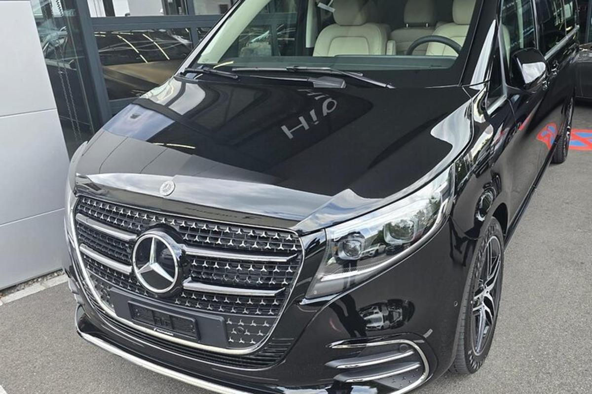 černé auto zaparkované na parkovišti