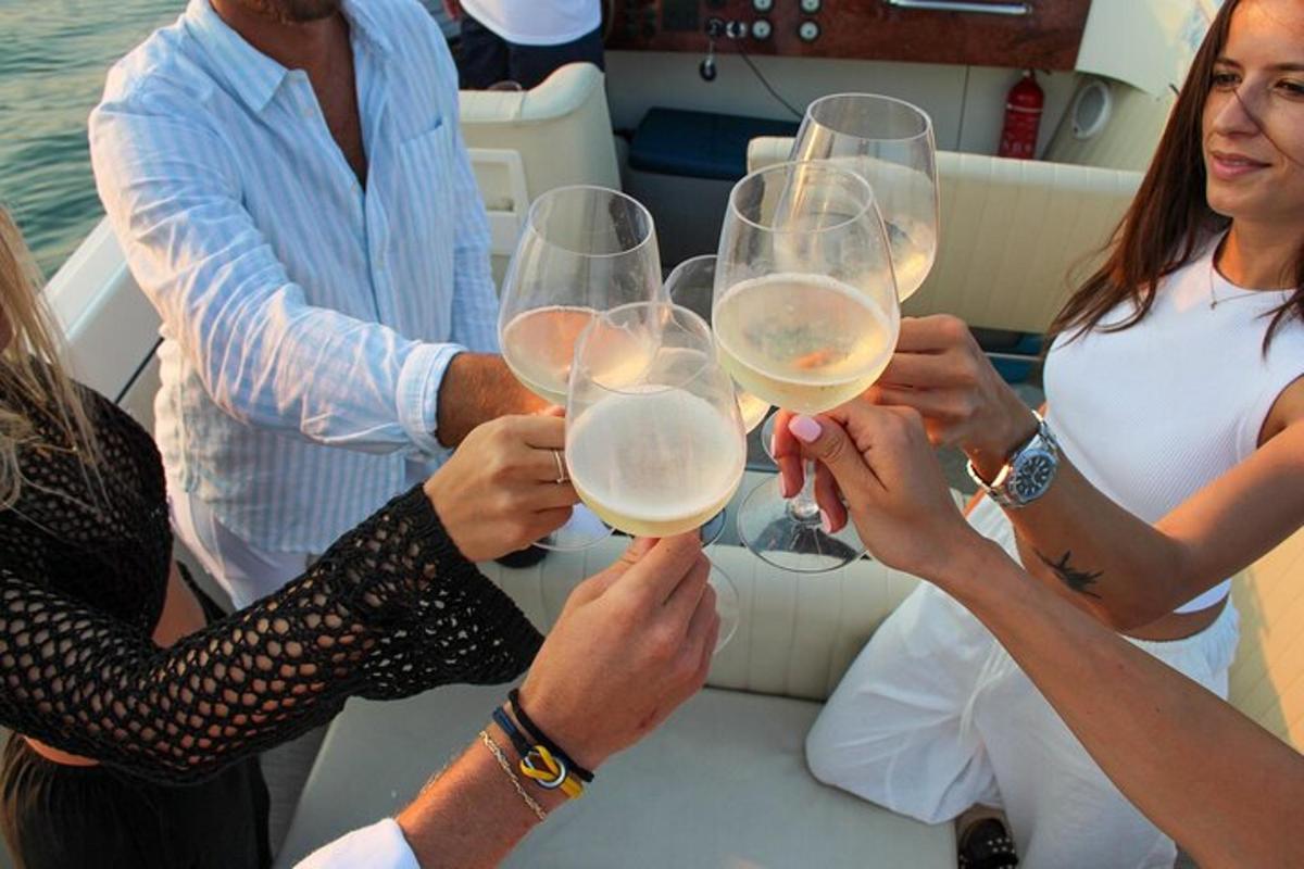 un gruppo di persone che sorreggono bicchieri di vino