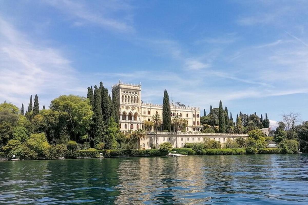 un grande edificio situato sulla cima di un lago