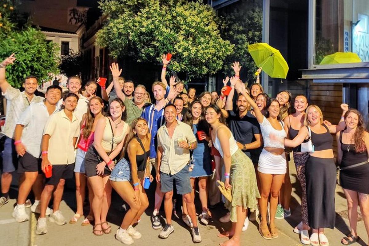 Un grupo de personas posa para una fotografía.