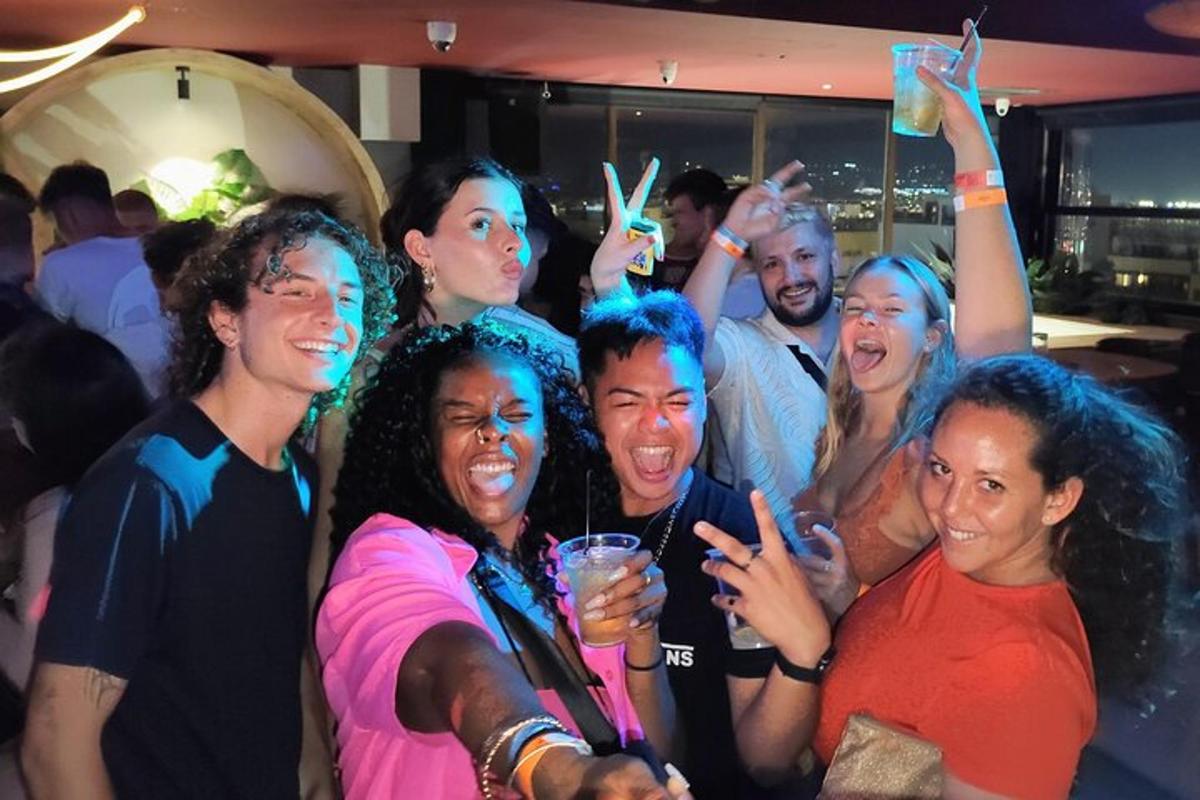 un gruppo di persone che posano per una foto a una festa