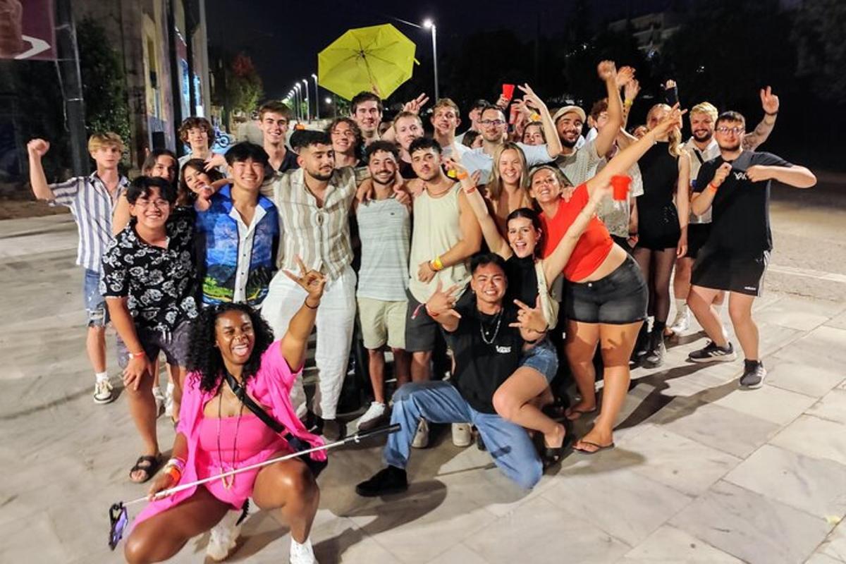 un gruppo di persone che posano per una foto