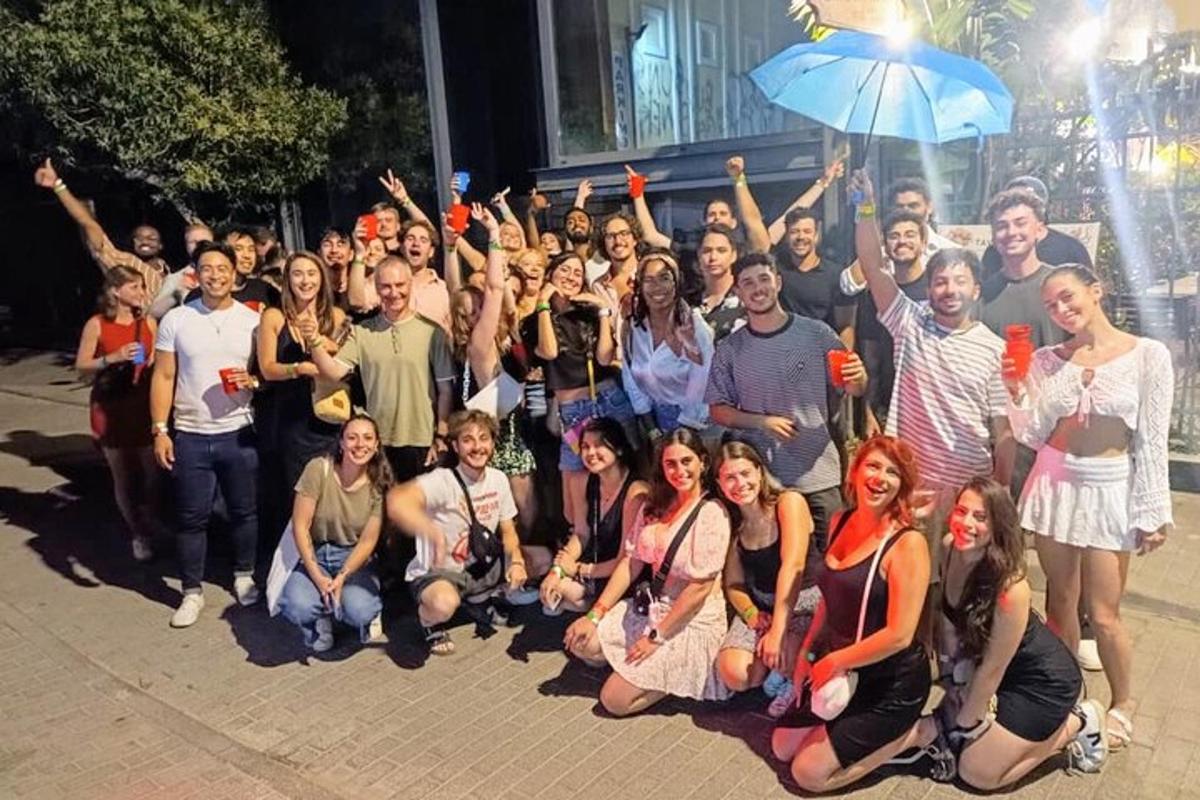 un folto gruppo di persone in posa per una foto