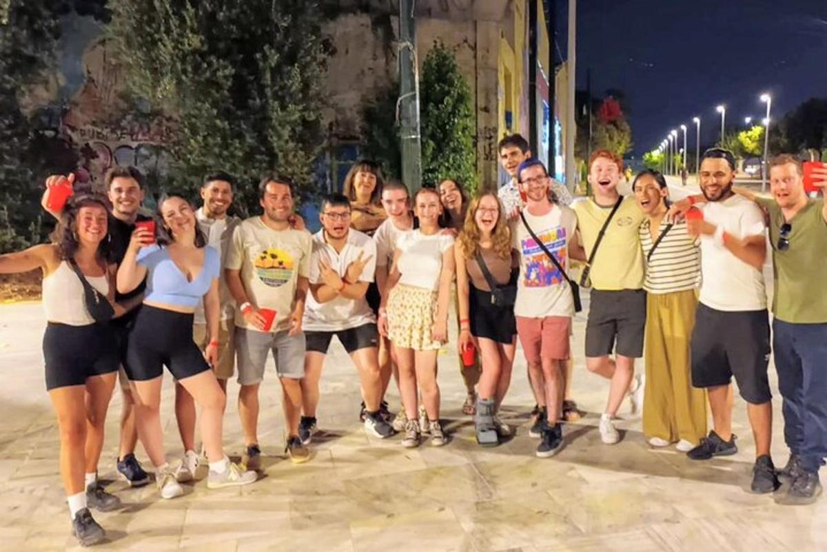 un gruppo di persone che posano per una foto