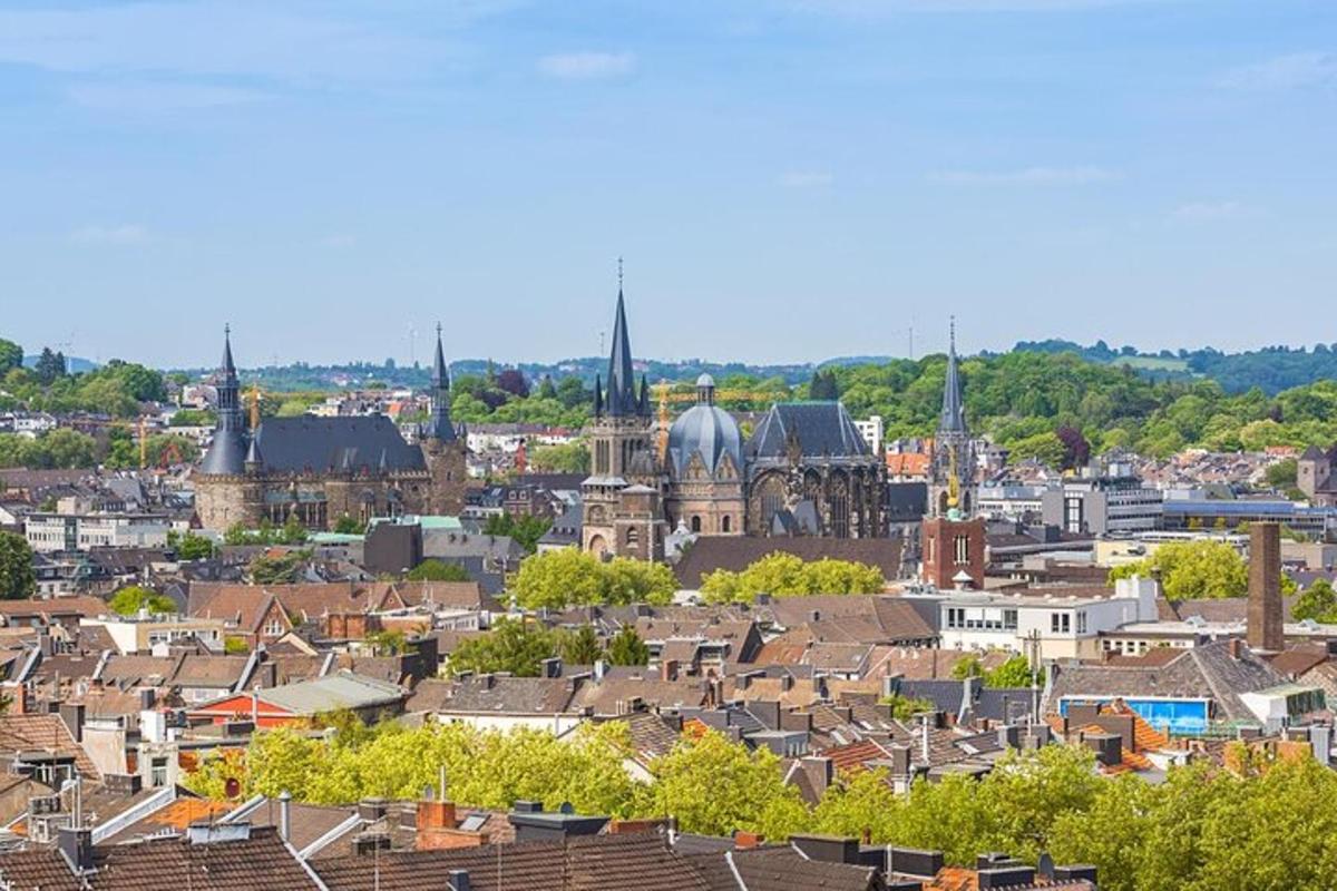 una vista di una città con tetti ed edifici