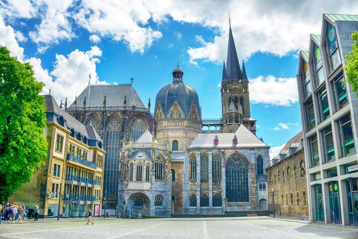 un grande edificio con una torre dell'orologio e una chiesa