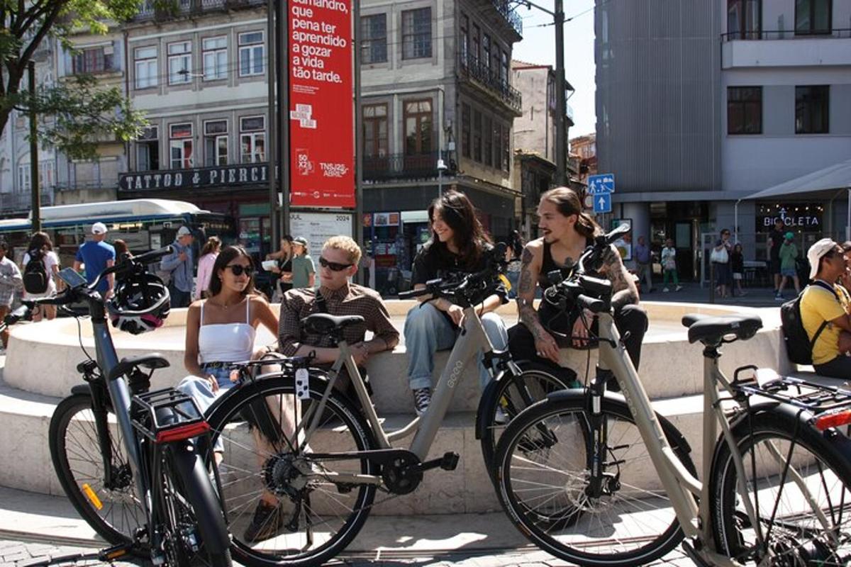 um grupo de pessoas sentadas em suas bicicletas