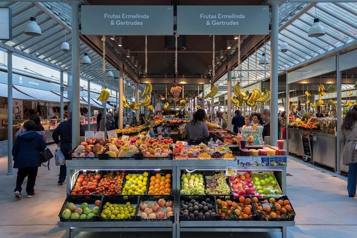 um mercado com muitas frutas e vegetais em exposição