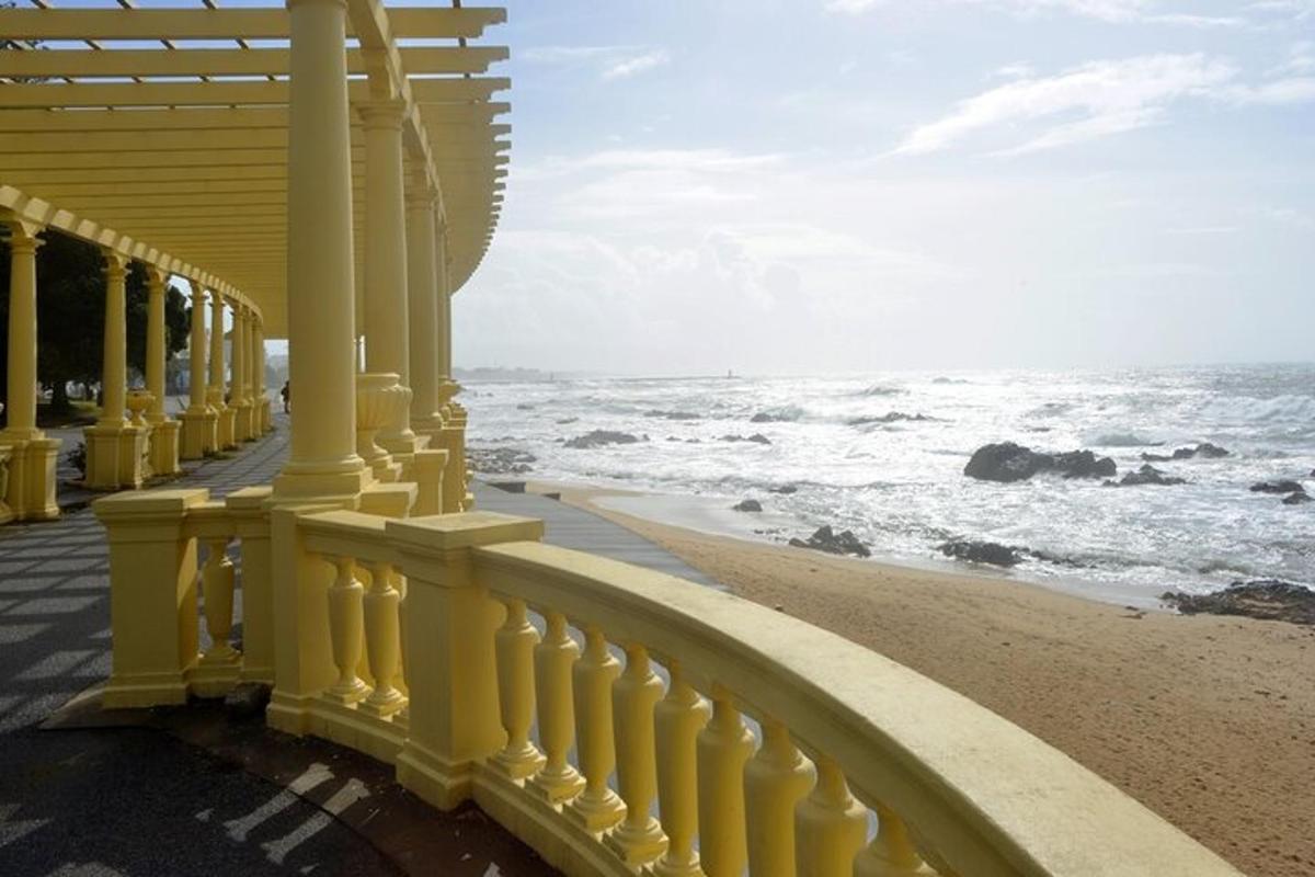 pemandangan lautan dari balkoni pantai