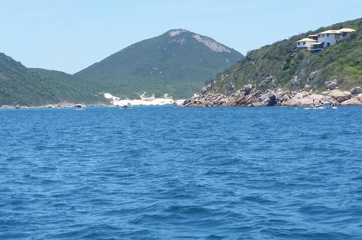 suur veekogu, mille taustal on mägi