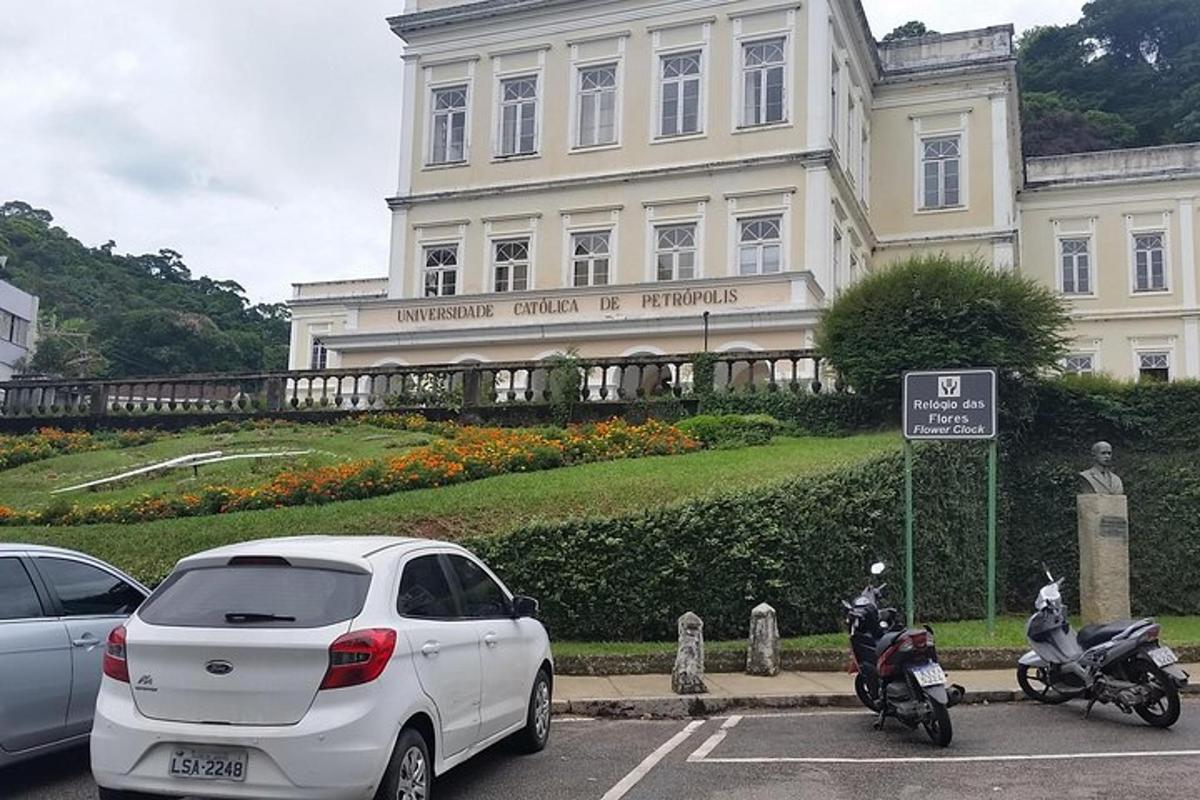 bílé auto zaparkované na parkovišti před budovou