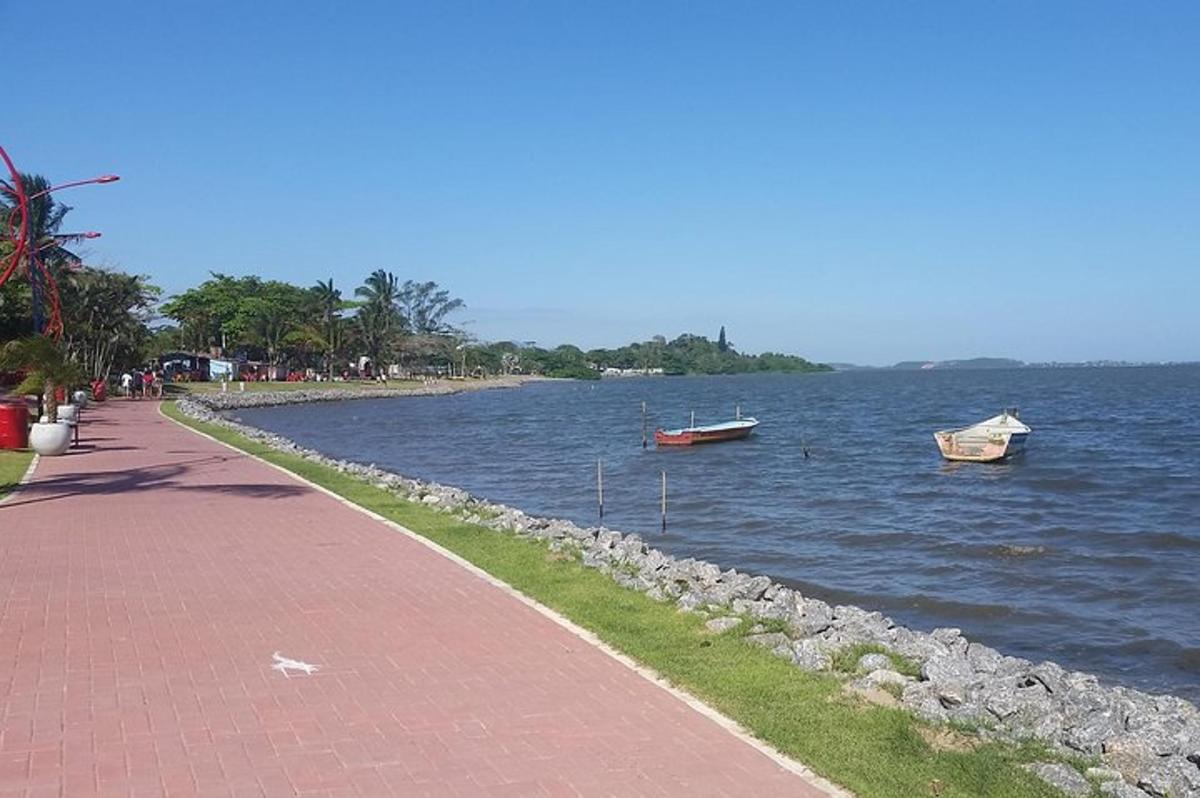 uma praia com dois barcos na água