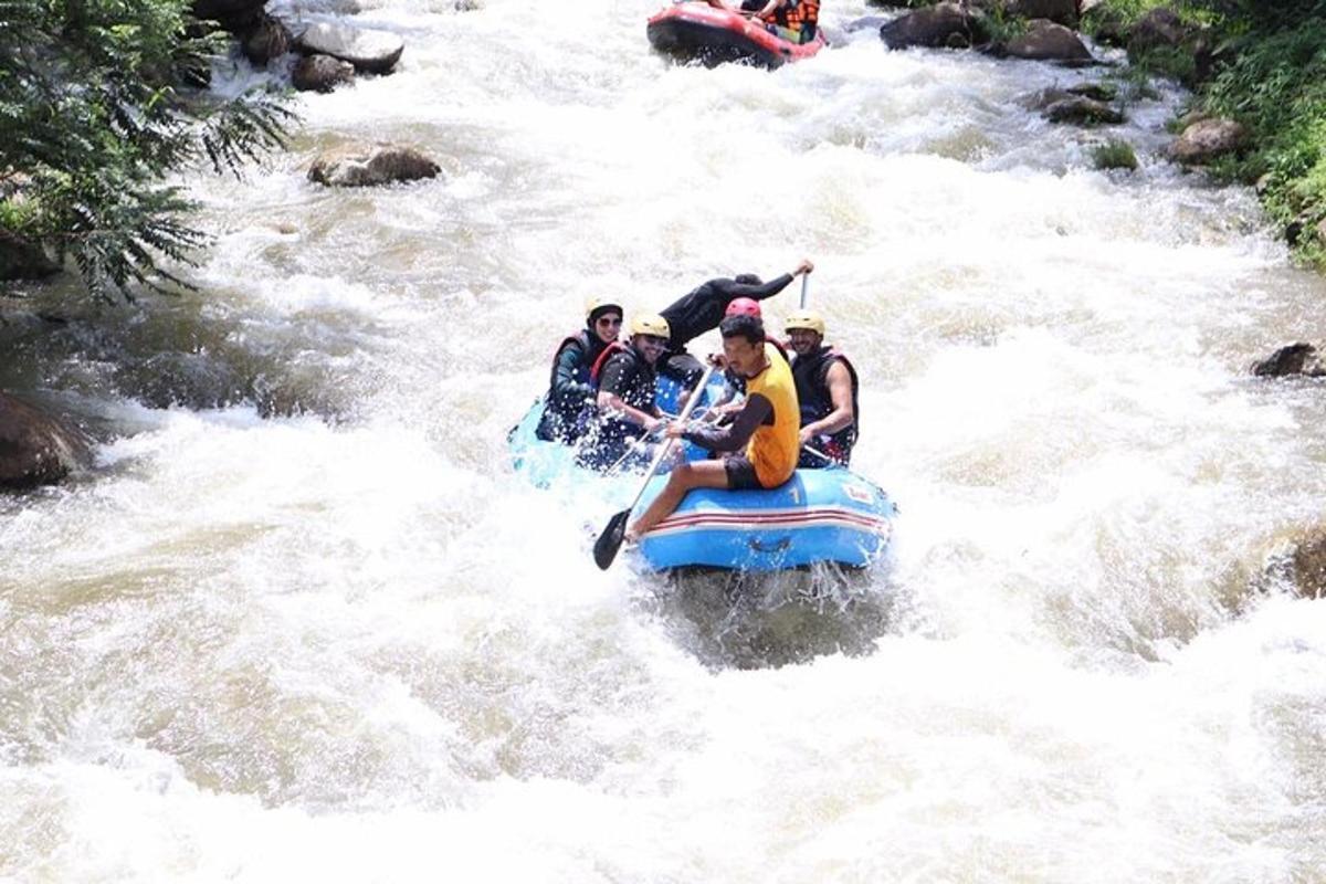 sekelompok orang di atas rakit di sungai