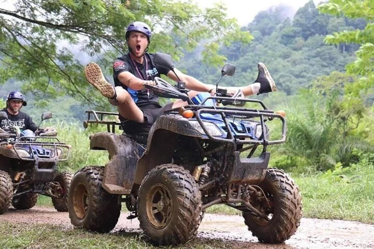 két férfi ATV-n halad egy földúton