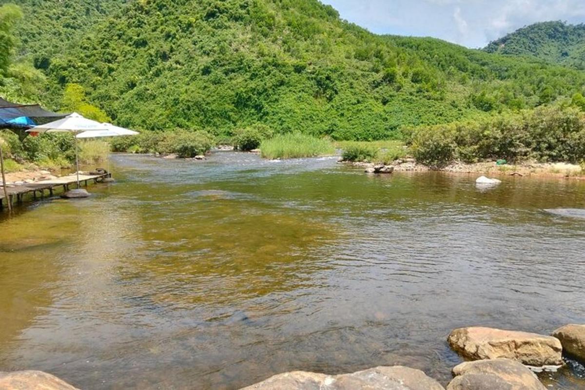 sungai dengan jembatan dan gunung