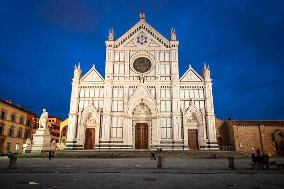 Una gran catedral blanca con un reloj en ella.