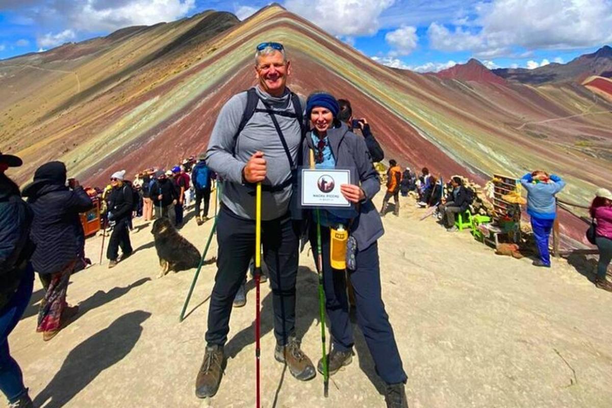 hópur fólks stendur fyrir framan fjall