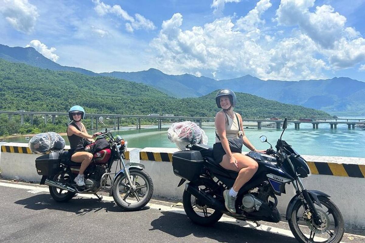 két nő ül motoron egy hídon